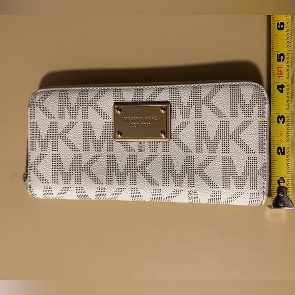 Michael Kors Jet Set Zip Wallet - Picture 9 of 9